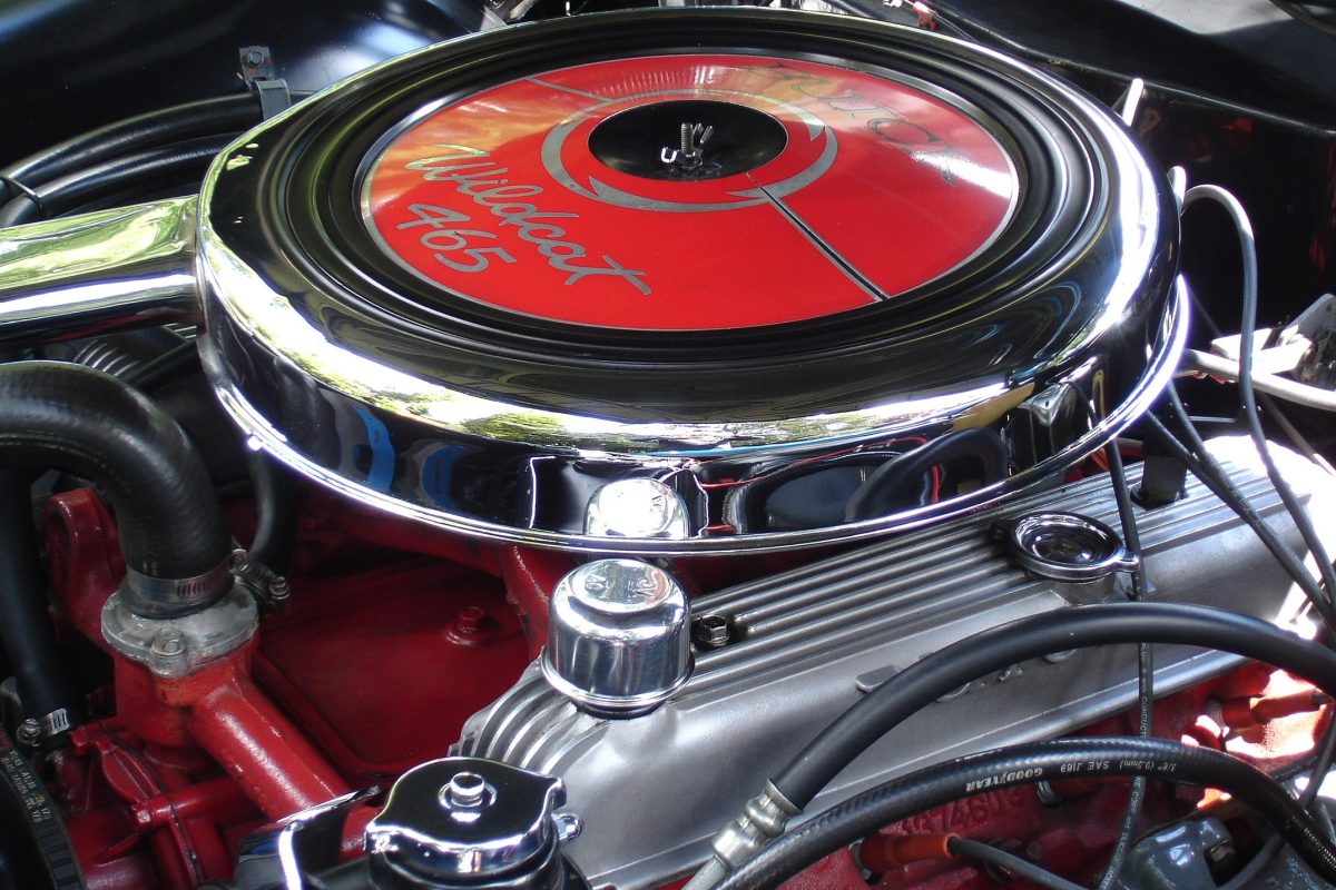 Buick Riviera Wildcat 465 engine air cleaner detail