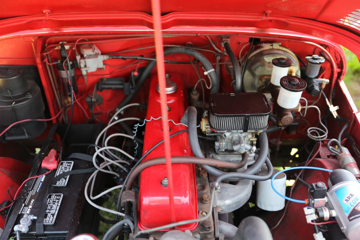 Toyota F engine installed in a Toyota Land Cruiser FJ40
