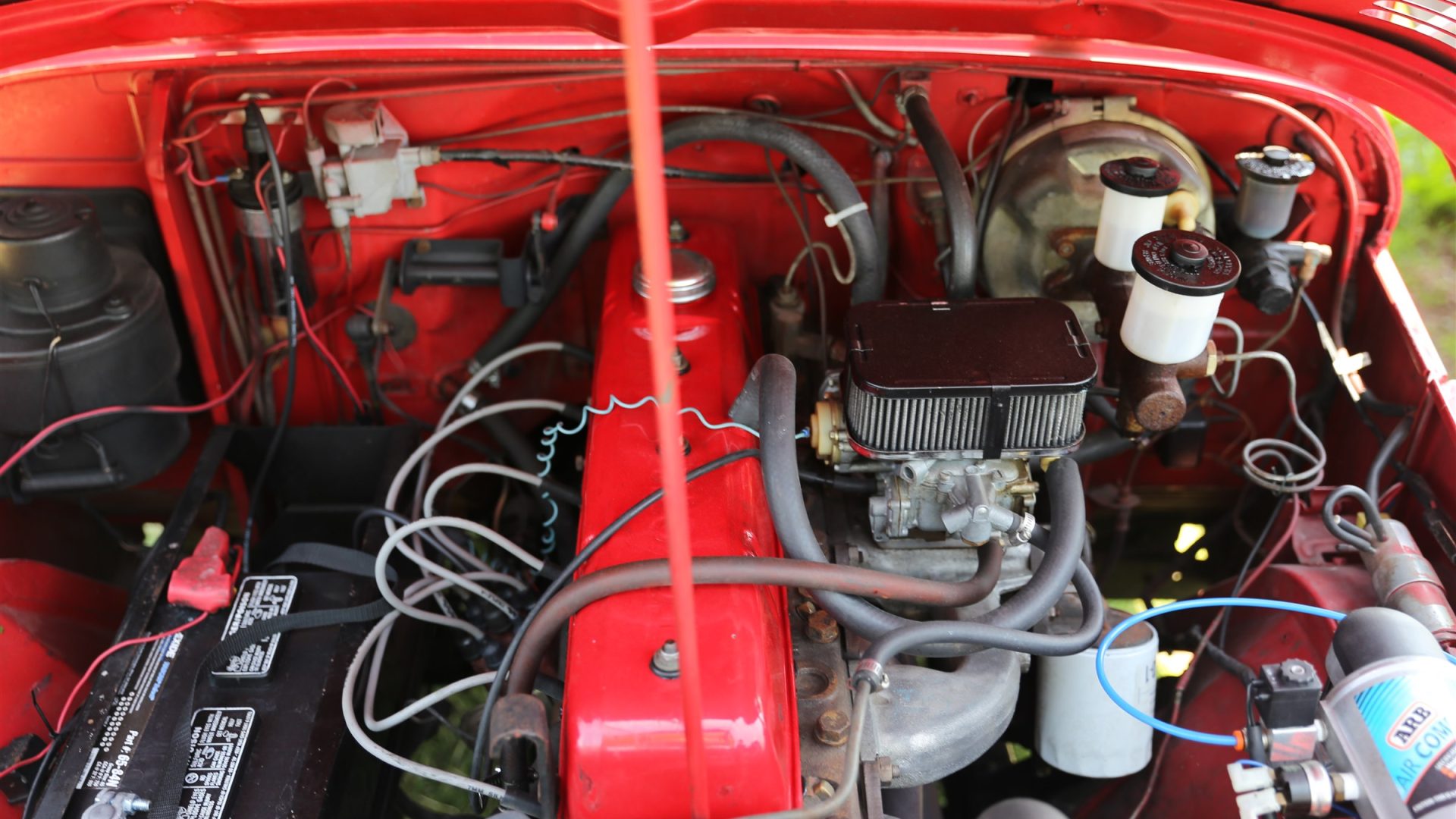 Toyota F engine installed in a Toyota Land Cruiser FJ40